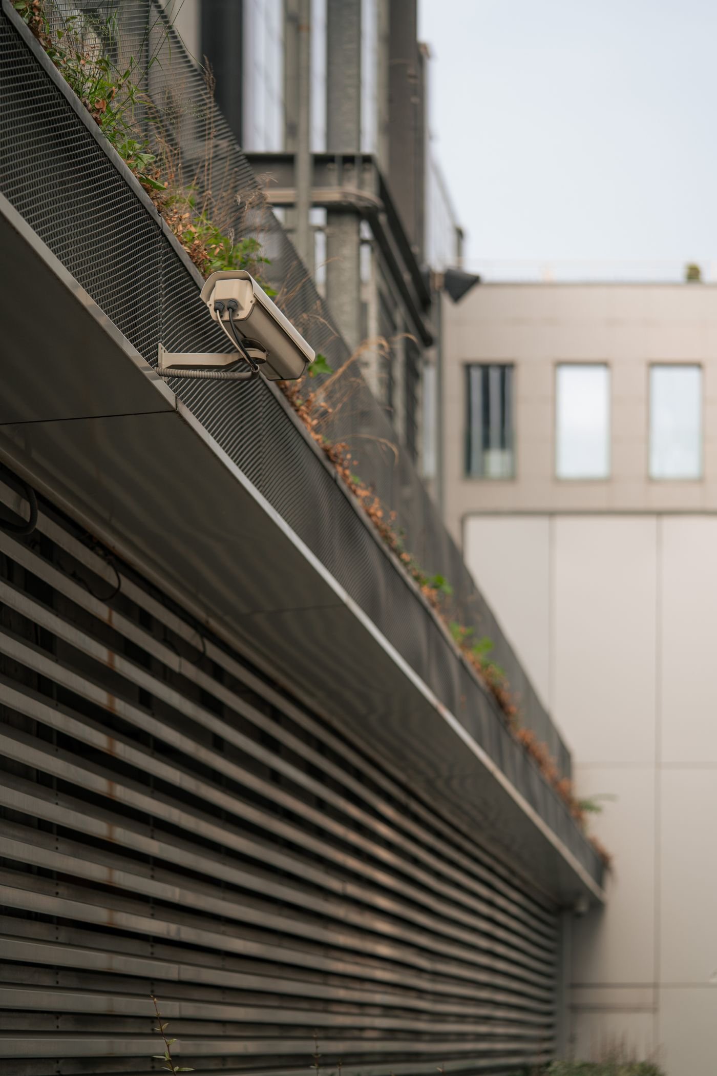 Beveiligingscamera aan de buitenzijde van een bedrijfsgebouw