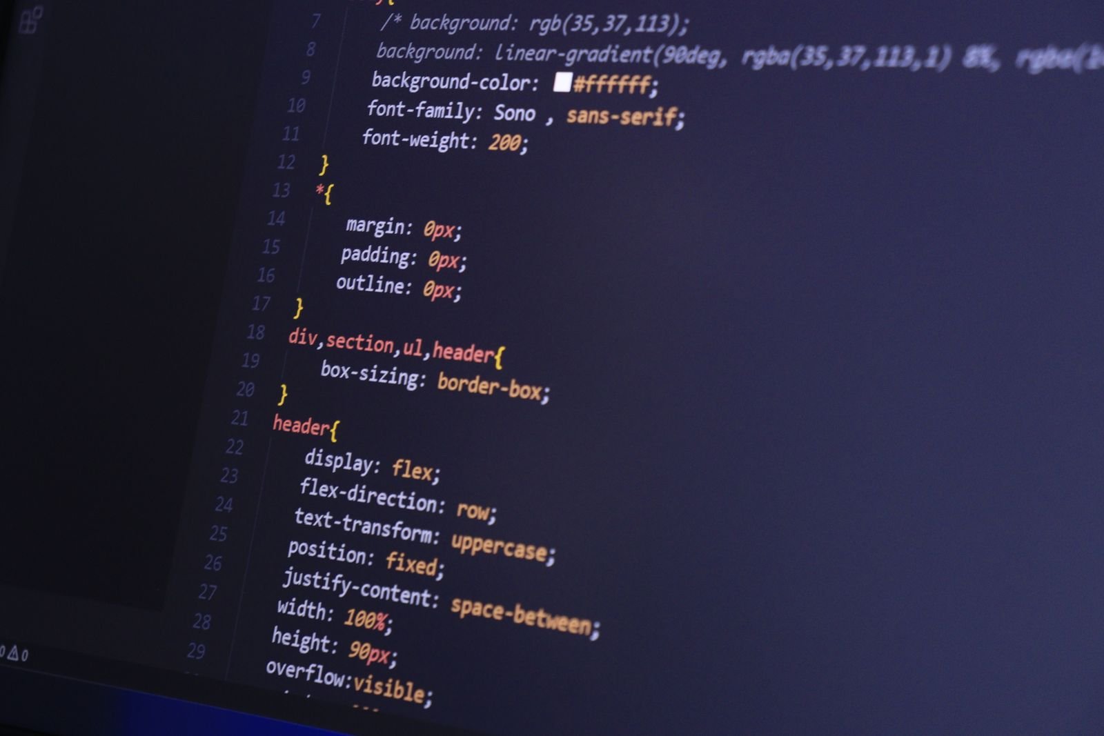 Broncode op een monitor tijdens handmatig testen van een webapplicatie
