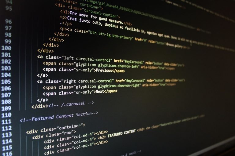 HTML-code van een website op een computerscherm tijdens een webapplicatie pentest