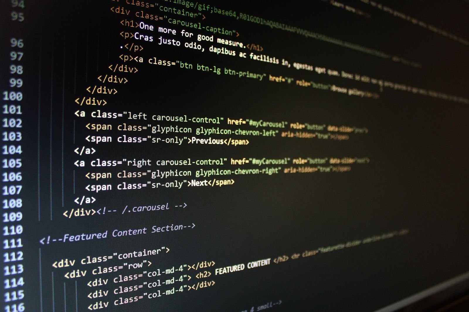 HTML-code van een website op een computerscherm tijdens een webapplicatie pentest