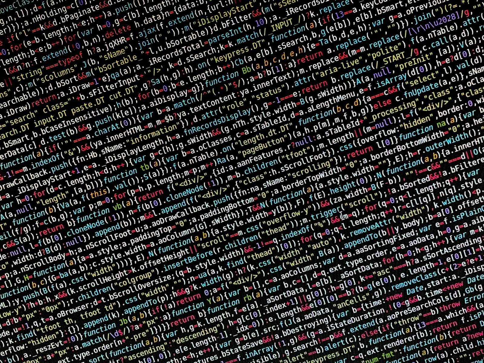 Gekleurde programmeercode op een scherm tijdens broncode-analyse