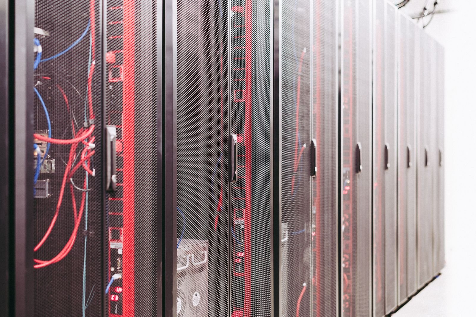 Serverkasten en netwerkbekabeling in een datacenter